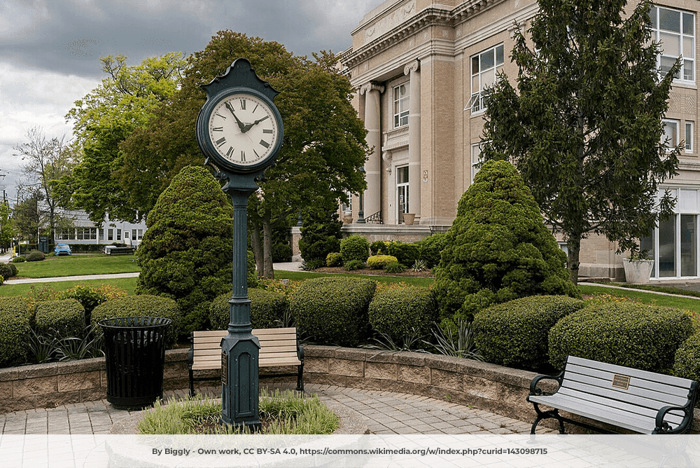 A small pocket park sits in front of Lyndhurst’s town hall.